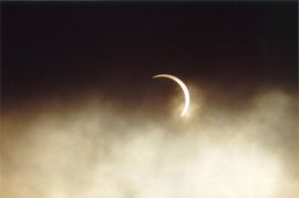 Nuages couvrant le croissant de soleil